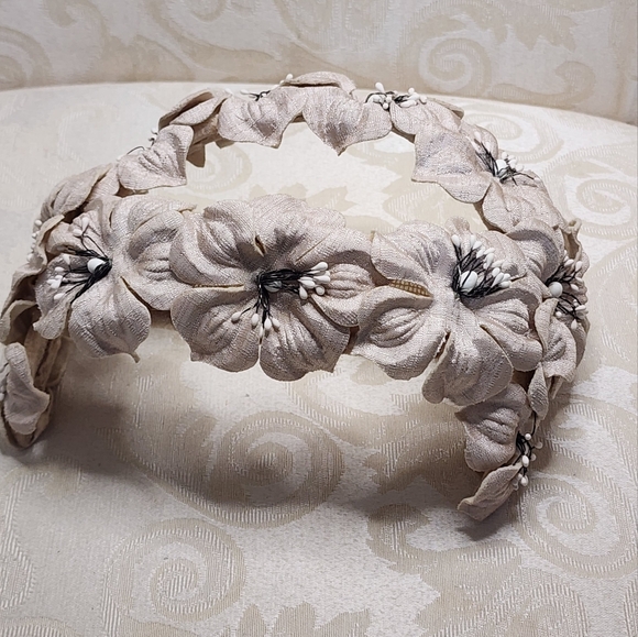 VINTAGE Cream Beige Floral Hair Fascinator – Old Hollywood Glam Collectible